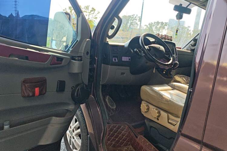 Used Dongfeng Yufeng 2018 2.5T Logistics Vehicle A100 Long Wheelbase High Roof 5-9 Seater China V Emission Standard ZD25 Driver Seat