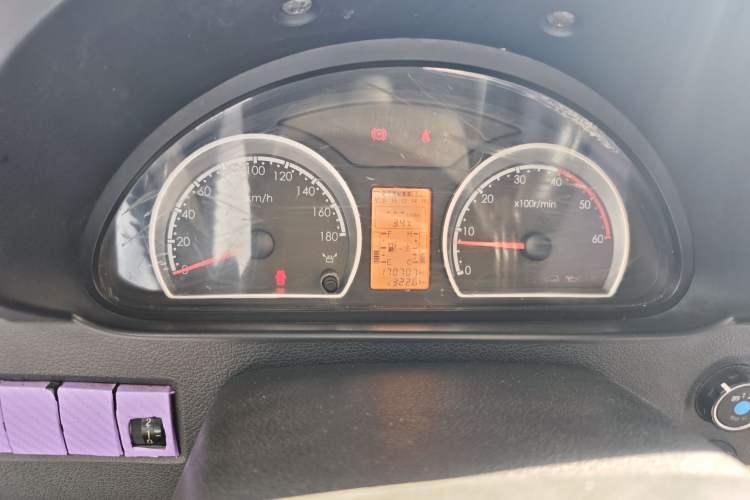 Used Dongfeng Yufeng 2018 2.5T Logistics Vehicle A100 Long Wheelbase High Roof 5-9 Seater China V Emission Standard ZD25 Instrument Cluster