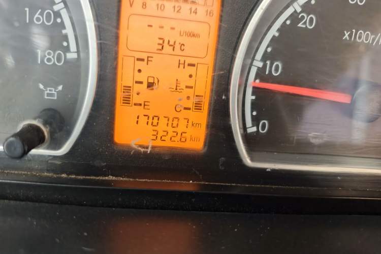 Used Dongfeng Yufeng 2018 2.5T Logistics Vehicle A100 Long Wheelbase High Roof 5-9 Seater China V Emission Standard ZD25 Odometer Close Up