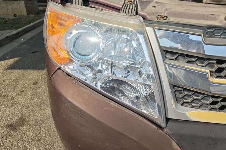 Used Dongfeng Yufeng 2018 2.5T Logistics Vehicle A100 Long Wheelbase High Roof 5-9 Seater China V Emission Standard ZD25 Right Front Headlight