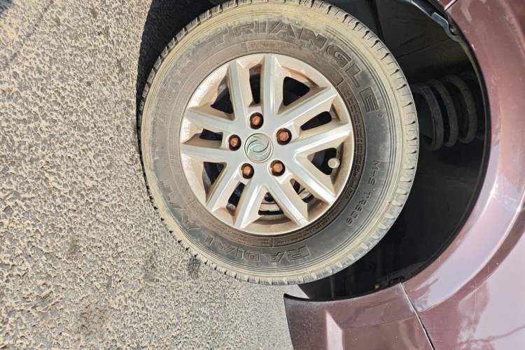 Used Dongfeng Yufeng 2018 2.5T Logistics Vehicle A100 Long Wheelbase High Roof 5-9 Seater China V Emission Standard ZD25 Right Front Wheel Hub
