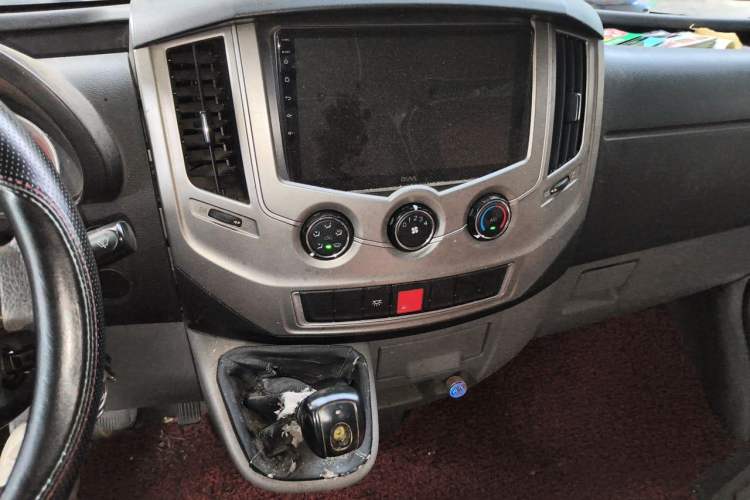 Used Dongfeng Yufeng 2018 2.3TA100 Standard Edition Logistics Vehicle Short Wheelbase Mid-Roof Design 5-9 Seater Powered by WP2.3 Audio And AC Panel