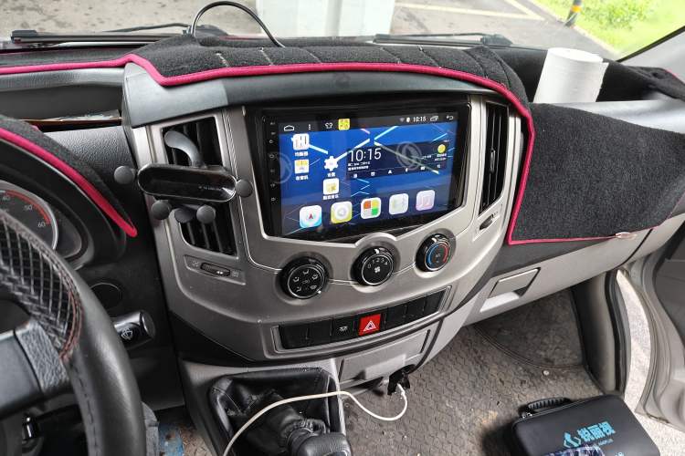 Used Dongfeng Yufeng 2018 2.3T Logistics Vehicle A100 Luxury Edition Short Wheelbase Mid-Roof Design 5–9 Seater Audio And AC Panel