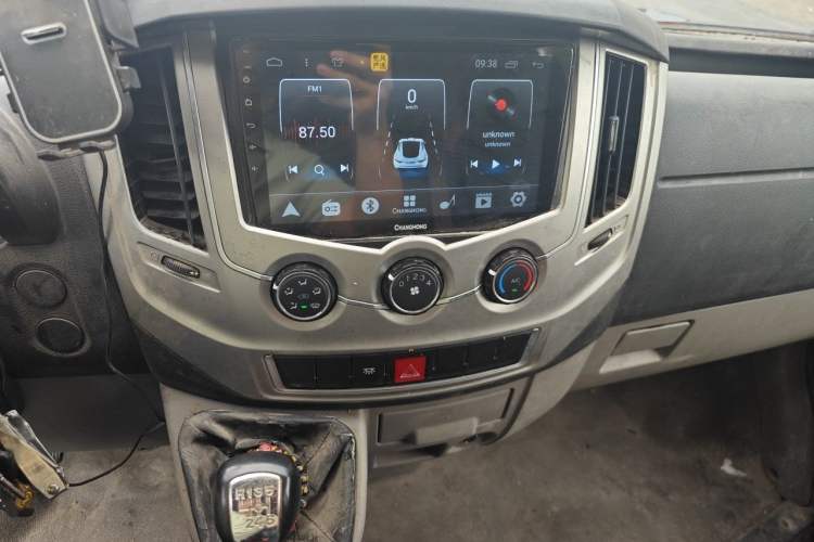 Used Dongfeng Yufeng 2018 2.3TA100 Standard Edition Logistics Vehicle Short Wheelbase Mid-Roof Design 5-9 Seater Powered by WP2.3 Audio And AC Panel