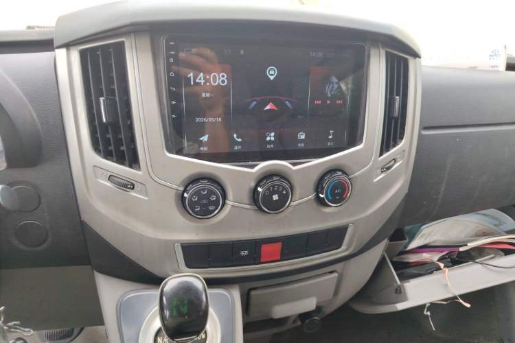 Used Dongfeng Yufeng 2018 2.5T Logistics Vehicle A100 Short Wheelbase Mid-Roof 5-9 Seater China V Standard ZD25 Audio And AC Panel