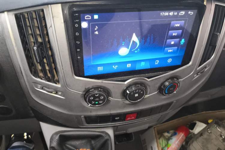 Used Dongfeng Yufeng 2018 2.3TA100 Standard Edition Logistics Vehicle Short Wheelbase Mid-Roof Design 5-9 Seater Powered by WP2.3 Audio And AC Panel