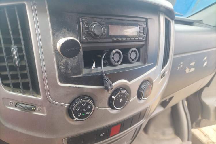Used Dongfeng Yufeng 2018 2.5T Logistics Vehicle A100 Short Wheelbase Mid-Roof 3-Seater China V Standard ZD25 Audio And AC Panel
