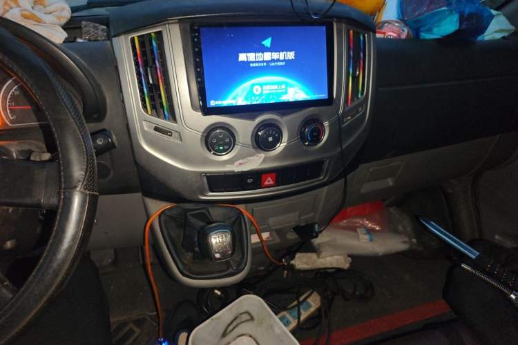 Used Dongfeng Yufeng 2018 2.3TA100 Standard Edition Logistics Vehicle Short Wheelbase Mid-Roof Design 5-9 Seater Powered by WP2.3 Audio And AC Panel