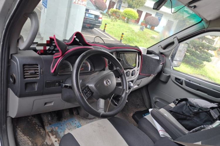 Used Dongfeng Yufeng 2018 2.3T Logistics Vehicle A100 Luxury Edition Short Wheelbase Mid-Roof Design 5–9 Seater Center Console