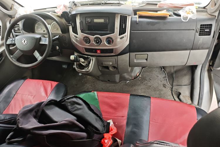 Used Dongfeng Yufeng 2018 2.3TA100 Standard Edition Logistics Vehicle Short Wheelbase Mid-Roof Design 5-9 Seater Powered by WP2.3 Center Console