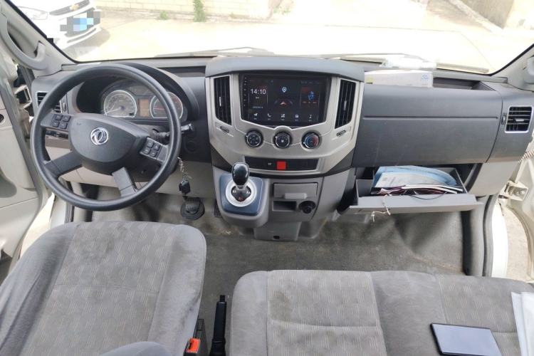 Used Dongfeng Yufeng 2018 2.5T Logistics Vehicle A100 Short Wheelbase Mid-Roof 5-9 Seater China V Standard ZD25 Center Console