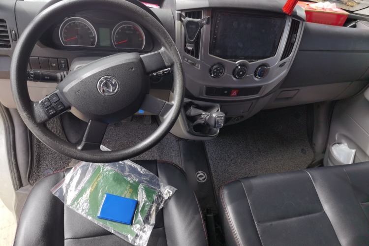 Used Dongfeng Yufeng 2018 2.3TA100 Standard Edition Logistics Vehicle Short Wheelbase Mid-Roof Design 5-9 Seater Powered by WP2.3 Center Console