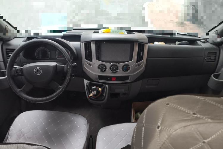 Used Dongfeng Yufeng 2018 2.3TA100 Standard Edition Logistics Vehicle Short Wheelbase Mid-Roof Design 5-9 Seater Powered by WP2.3 Center Console