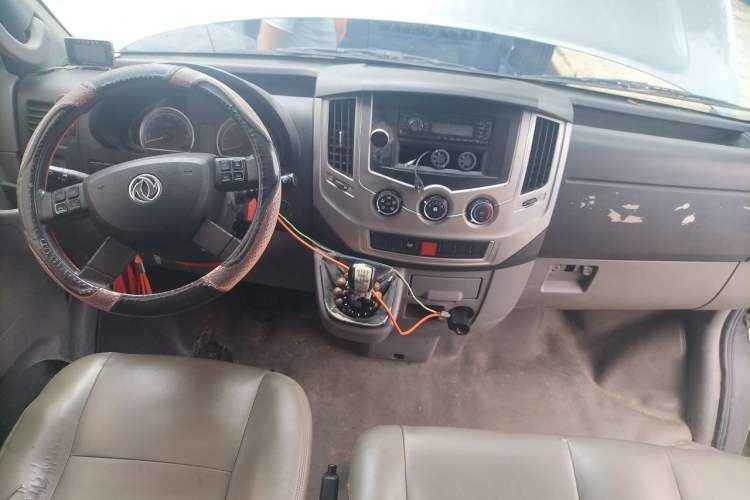 Used Dongfeng Yufeng 2018 2.5T Logistics Vehicle A100 Short Wheelbase Mid-Roof 3-Seater China V Standard ZD25 Center Console