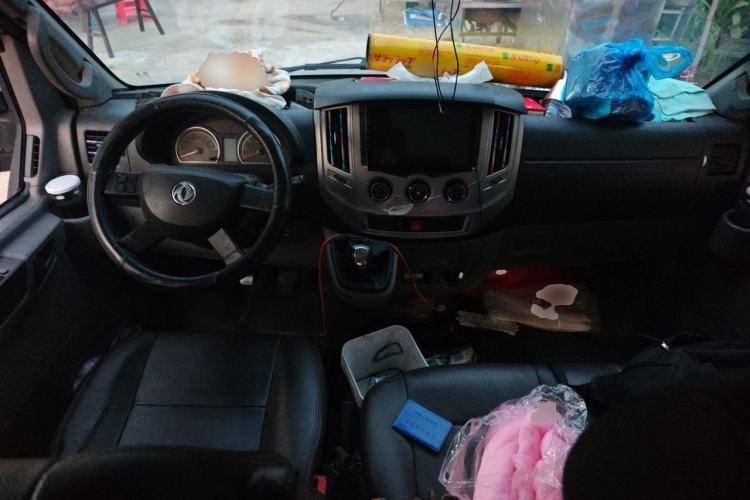 Used Dongfeng Yufeng 2018 2.3TA100 Standard Edition Logistics Vehicle Short Wheelbase Mid-Roof Design 5-9 Seater Powered by WP2.3 Center Console