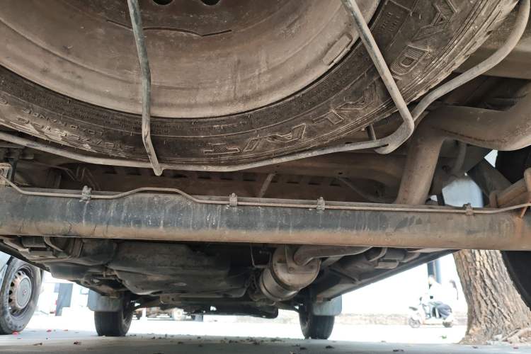 Used Dongfeng Yufeng 2018 2.3TA100 Standard Edition Logistics Vehicle Short Wheelbase Mid-Roof Design 5-9 Seater Powered by WP2.3 Chassis Rear