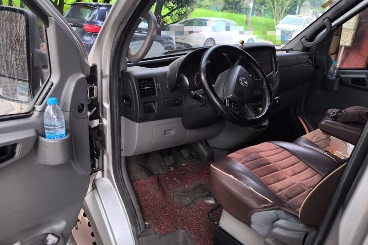 Used Dongfeng Yufeng 2018 2.3TA100 Standard Edition Logistics Vehicle Short Wheelbase Mid-Roof Design 5-9 Seater Powered by WP2.3 Driver Seat