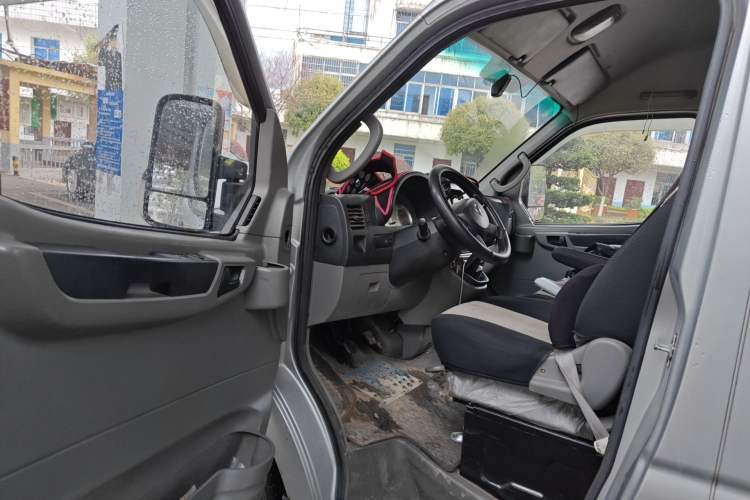 Used Dongfeng Yufeng 2018 2.3T Logistics Vehicle A100 Luxury Edition Short Wheelbase Mid-Roof Design 5–9 Seater Driver Seat