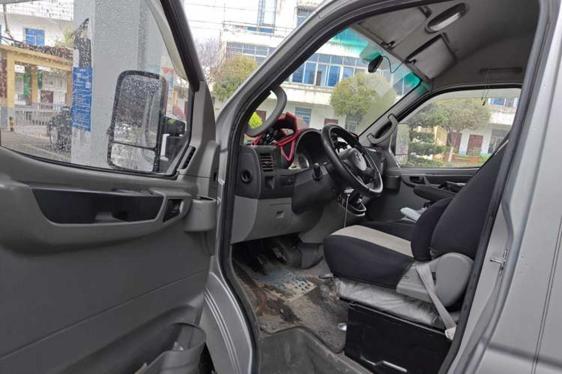 Used Dongfeng Yufeng 2018 2.3T Logistics Vehicle A100 Luxury Edition Short Wheelbase Mid-Roof Design 5–9 Seater Driver Seat