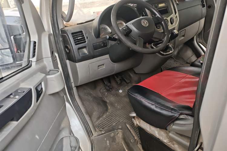 Used Dongfeng Yufeng 2018 2.3TA100 Standard Edition Logistics Vehicle Short Wheelbase Mid-Roof Design 5-9 Seater Powered by WP2.3 Driver Seat