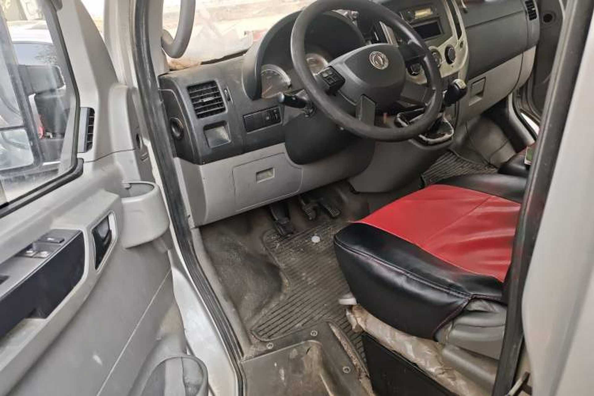 Used Dongfeng Yufeng 2018 2.3TA100 Standard Edition Logistics Vehicle Short Wheelbase Mid-Roof Design 5-9 Seater Powered by WP2.3 Driver Seat