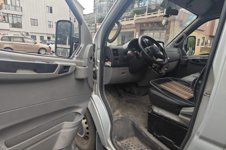 Used Dongfeng Yufeng 2018 2.3TA100 Standard Edition Logistics Vehicle Short Wheelbase Mid-Roof Design 5-9 Seater Powered by WP2.3 Driver Seat