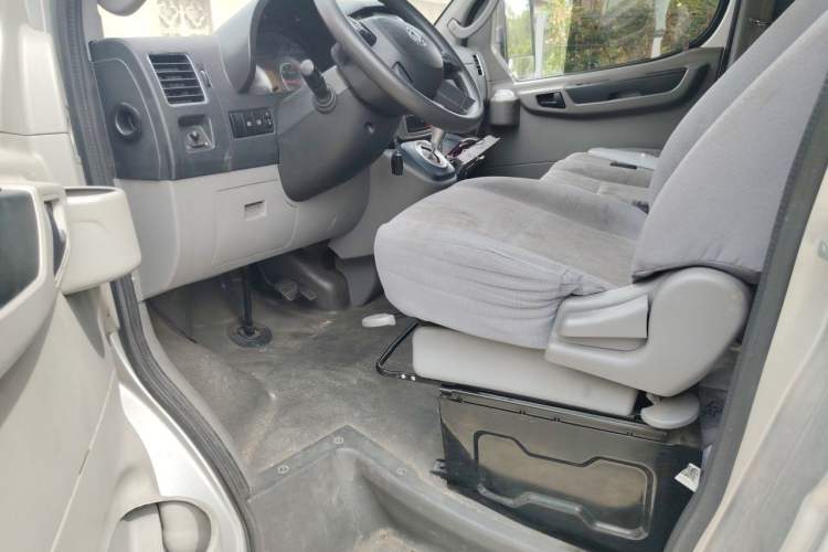 Used Dongfeng Yufeng 2018 2.5T Logistics Vehicle A100 Short Wheelbase Mid-Roof 5-9 Seater China V Standard ZD25 Driver Seat