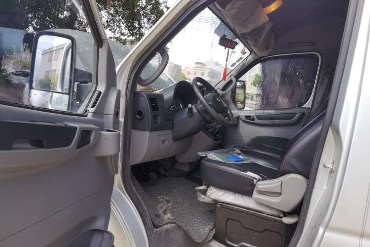 Used Dongfeng Yufeng 2018 2.3TA100 Standard Edition Logistics Vehicle Short Wheelbase Mid-Roof Design 5-9 Seater Powered by WP2.3 Driver Seat