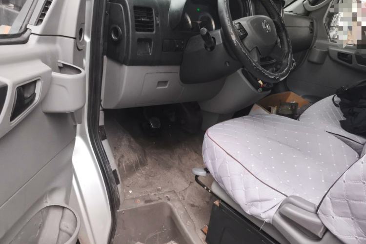 Used Dongfeng Yufeng 2018 2.3TA100 Standard Edition Logistics Vehicle Short Wheelbase Mid-Roof Design 5-9 Seater Powered by WP2.3 Driver Seat