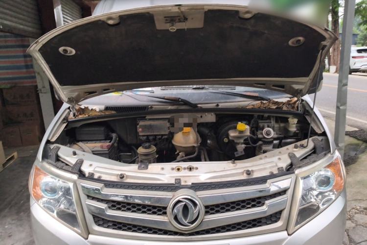 Used Dongfeng Yufeng 2018 2.3TA100 Standard Edition Logistics Vehicle Short Wheelbase Mid-Roof Design 5-9 Seater Powered by WP2.3 Engine Bay