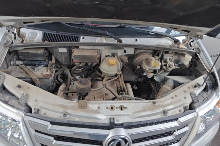 Used Dongfeng Yufeng 2018 2.3T Logistics Vehicle A100 Luxury Edition Short Wheelbase Mid-Roof Design 5–9 Seater Engine Bay