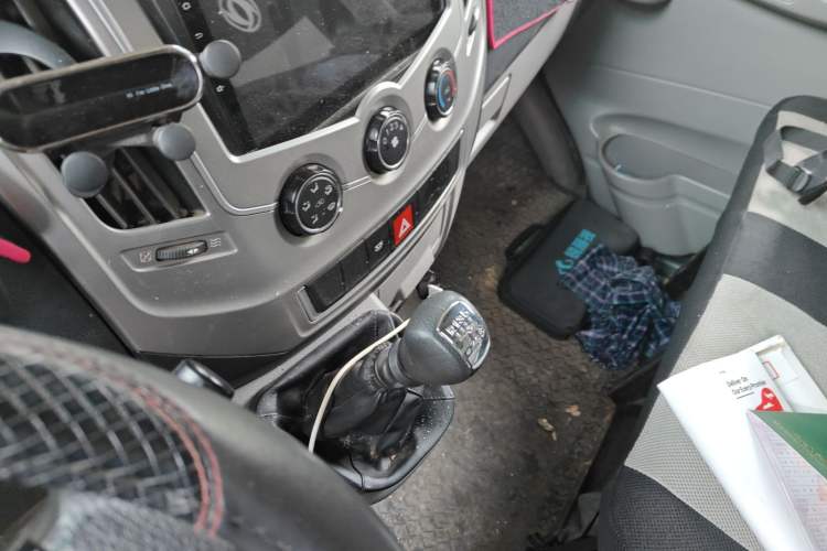 Used Dongfeng Yufeng 2018 2.3T Logistics Vehicle A100 Luxury Edition Short Wheelbase Mid-Roof Design 5–9 Seater Gear Lever