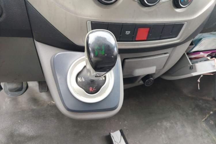 Used Dongfeng Yufeng 2018 2.5T Logistics Vehicle A100 Short Wheelbase Mid-Roof 5-9 Seater China V Standard ZD25 Gear Lever