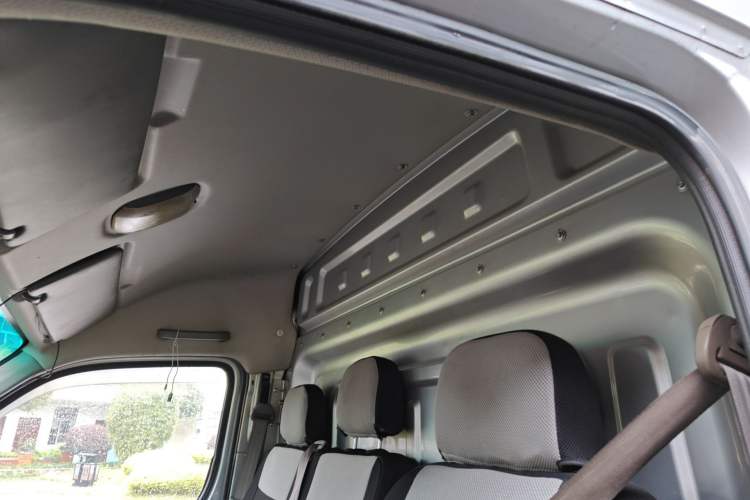 Used Dongfeng Yufeng 2018 2.3T Logistics Vehicle A100 Luxury Edition Short Wheelbase Mid-Roof Design 5–9 Seater Headliner