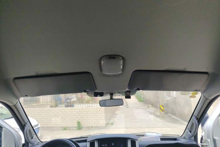 Used Dongfeng Yufeng 2018 2.5T Logistics Vehicle A100 Short Wheelbase Mid-Roof 5-9 Seater China V Standard ZD25 Headliner