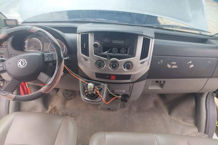 Used Dongfeng Yufeng 2018 2.5T Logistics Vehicle A100 Short Wheelbase Mid-Roof 3-Seater China V Standard ZD25 Headliner