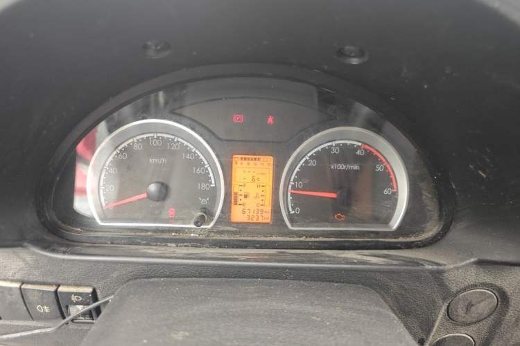 Used Dongfeng Yufeng 2018 2.3TA100 Standard Edition Logistics Vehicle Short Wheelbase Mid-Roof Design 5-9 Seater Powered by WP2.3 Instrument Cluster