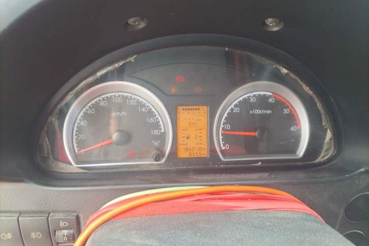 Used Dongfeng Yufeng 2018 2.5T Logistics Vehicle A100 Short Wheelbase Mid-Roof 3-Seater China V Standard ZD25 Instrument Cluster