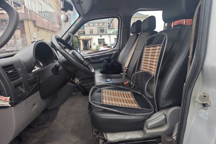 Used Dongfeng Yufeng 2018 2.3TA100 Standard Edition Logistics Vehicle Short Wheelbase Mid-Roof Design 5-9 Seater Powered by WP2.3 Left Front Seat