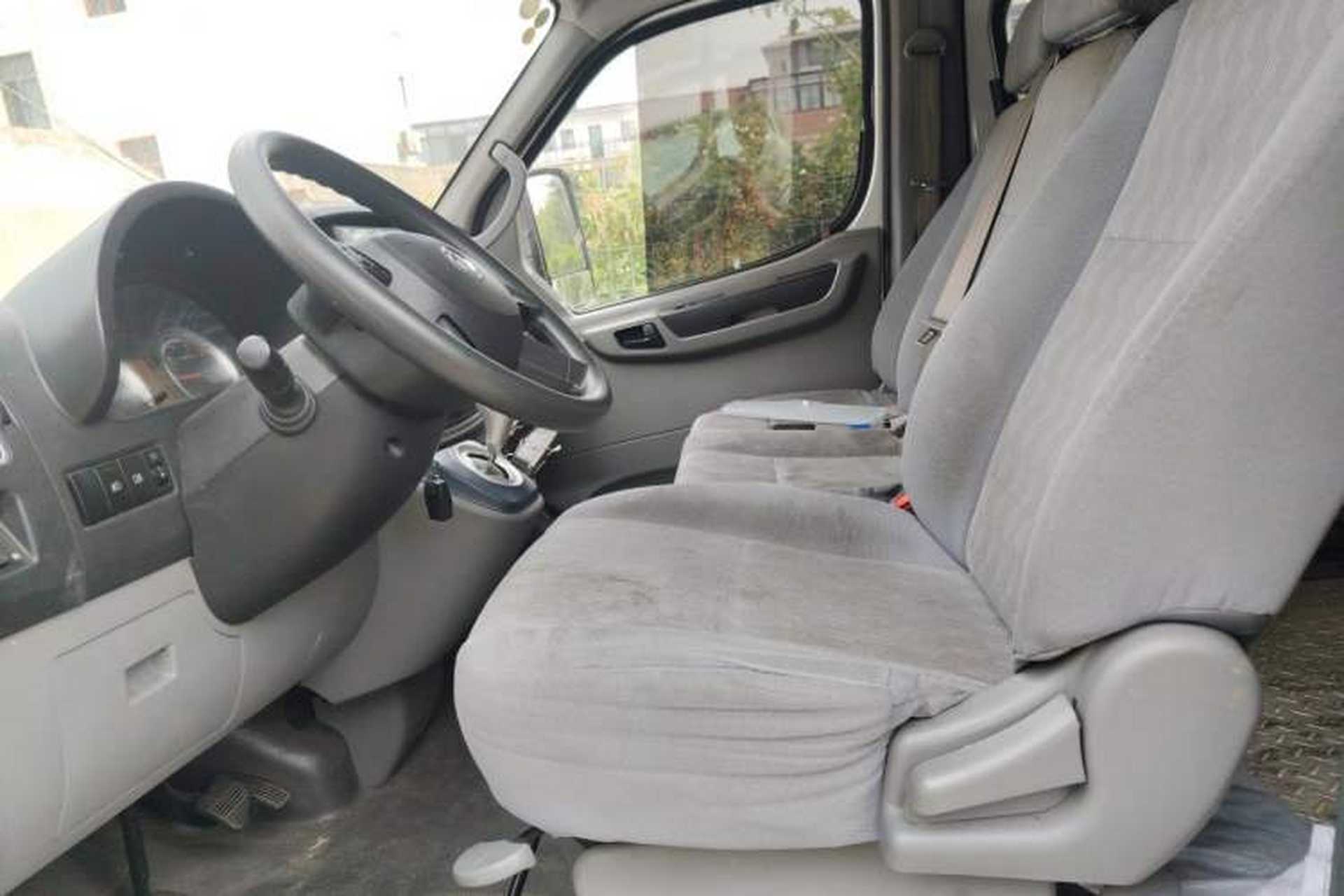Used Dongfeng Yufeng 2018 2.5T Logistics Vehicle A100 Short Wheelbase Mid-Roof 5-9 Seater China V Standard ZD25 Left Front Seat