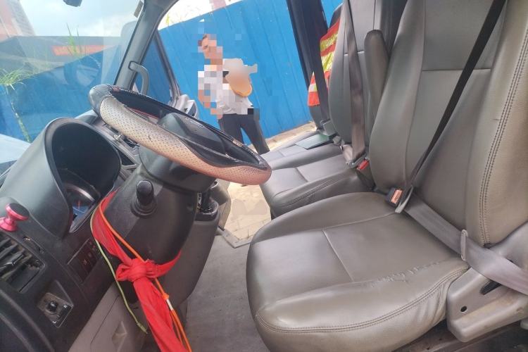 Used Dongfeng Yufeng 2018 2.5T Logistics Vehicle A100 Short Wheelbase Mid-Roof 3-Seater China V Standard ZD25 Left Front Seat