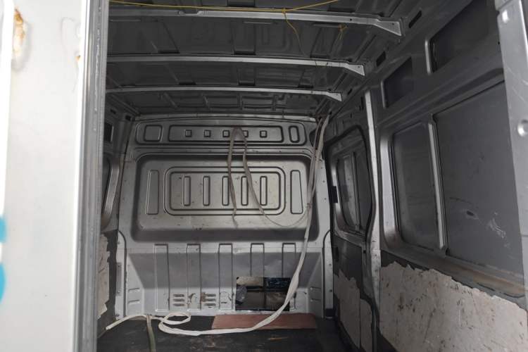 Used Dongfeng Yufeng 2018 2.3T Logistics Vehicle A100 Luxury Edition Short Wheelbase Mid-Roof Design 5–9 Seater Left Rear Seat