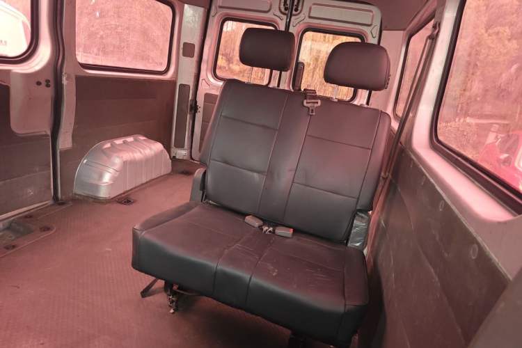 Used Dongfeng Yufeng 2018 2.3TA100 Standard Edition Logistics Vehicle Short Wheelbase Mid-Roof Design 5-9 Seater Powered by WP2.3 Left Rear Seat