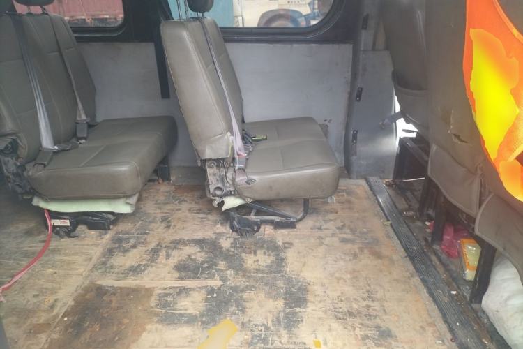 Used Dongfeng Yufeng 2018 2.5T Logistics Vehicle A100 Short Wheelbase Mid-Roof 3-Seater China V Standard ZD25 Left Rear Seat