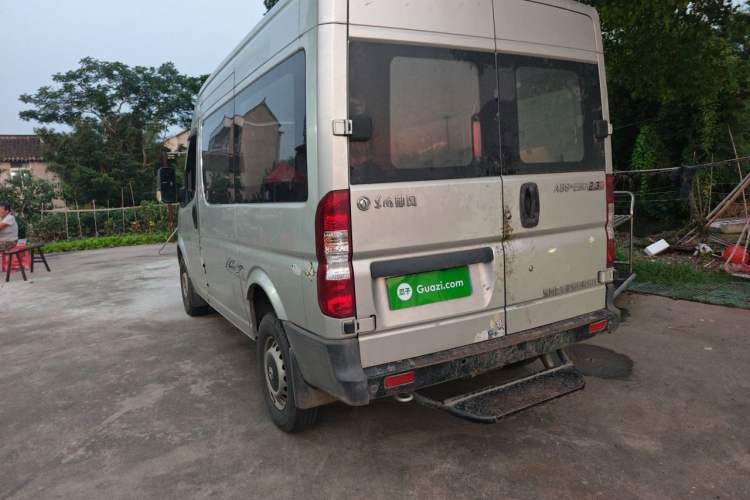 Used Dongfeng Yufeng 2018 2.3TA100 Standard Edition Logistics Vehicle Short Wheelbase Mid-Roof Design 5-9 Seater Powered by WP2.3 Rear Left 45 Deg