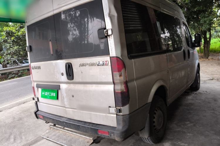 Used Dongfeng Yufeng 2018 2.3TA100 Standard Edition Logistics Vehicle Short Wheelbase Mid-Roof Design 5-9 Seater Powered by WP2.3 Rear Right 45 Deg