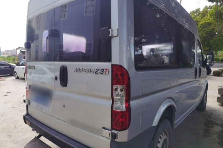 Used Dongfeng Yufeng 2018 2.3TA100 Standard Edition Logistics Vehicle Short Wheelbase Mid-Roof Design 5-9 Seater Powered by WP2.3 Rear Right 45 Deg