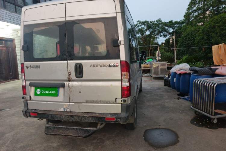 Used Dongfeng Yufeng 2018 2.3TA100 Standard Edition Logistics Vehicle Short Wheelbase Mid-Roof Design 5-9 Seater Powered by WP2.3 Rear Right 45 Deg
