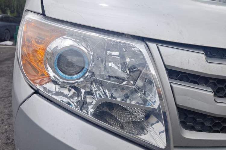 Used Dongfeng Yufeng 2018 2.3TA100 Standard Edition Logistics Vehicle Short Wheelbase Mid-Roof Design 5-9 Seater Powered by WP2.3 Right Front Headlight