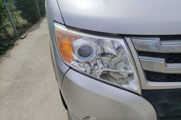 Used Dongfeng Yufeng 2018 2.5T Logistics Vehicle A100 Short Wheelbase Mid-Roof 5-9 Seater China V Standard ZD25 Right Front Headlight